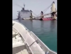 Kapal Kargo Terbelah Dua Usai Tabrakan di Selat Hormuz, Seluruh Awak Selamat