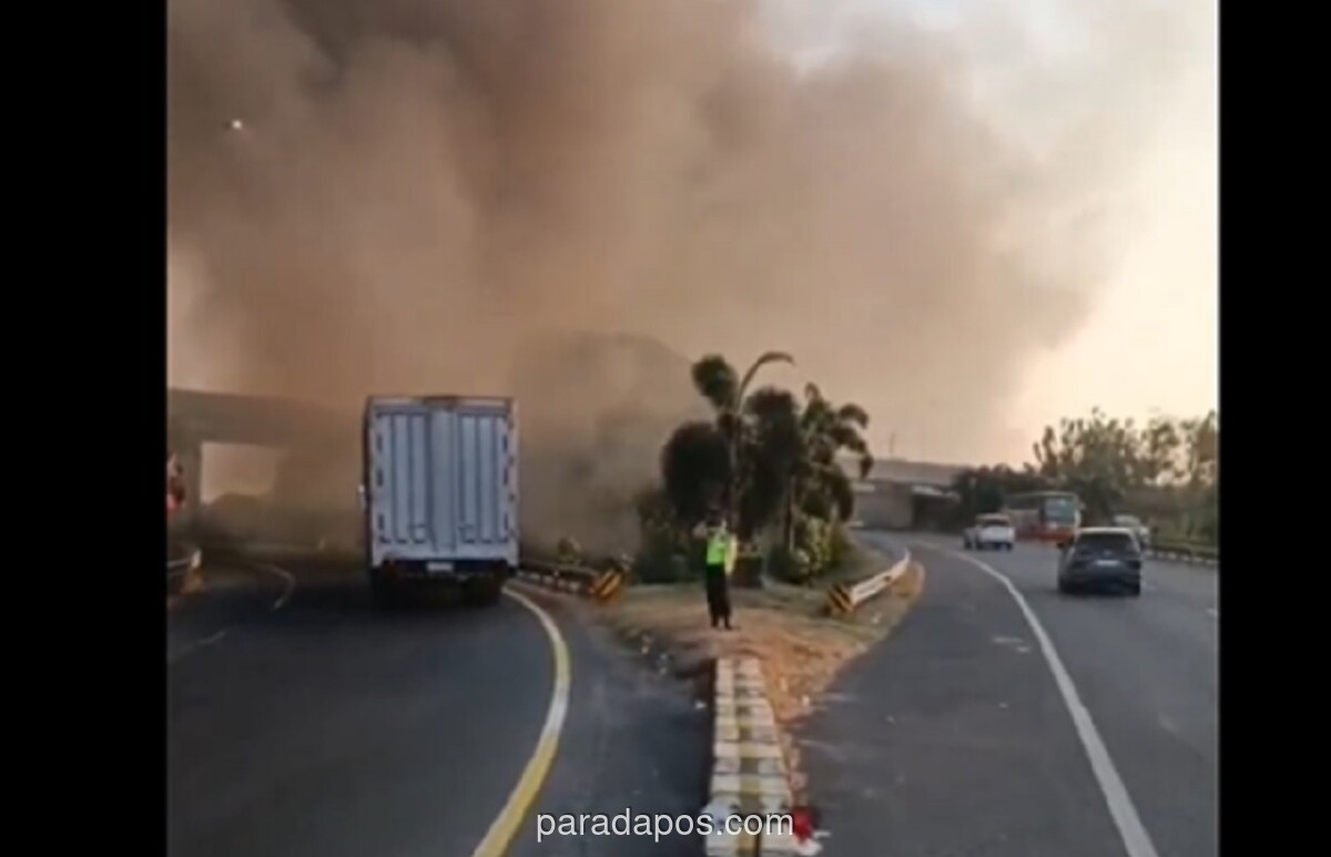 Kebakaran Ilalang di Tol Jakarta-Cikampek Hanguskan Tiga Truk Ekspedisi di Bekasi