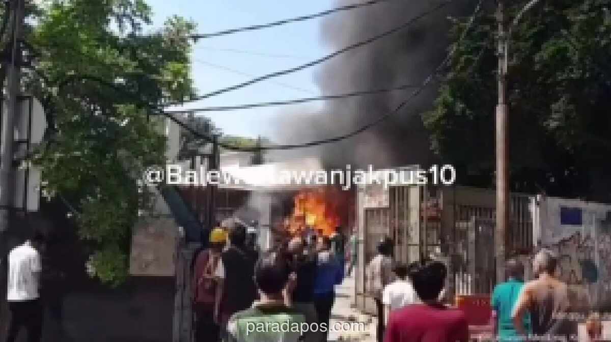 Bentrokan di Menteng: 1 Tewas, 4 Luka, Bangunan dan Motor Ludes Terbakar