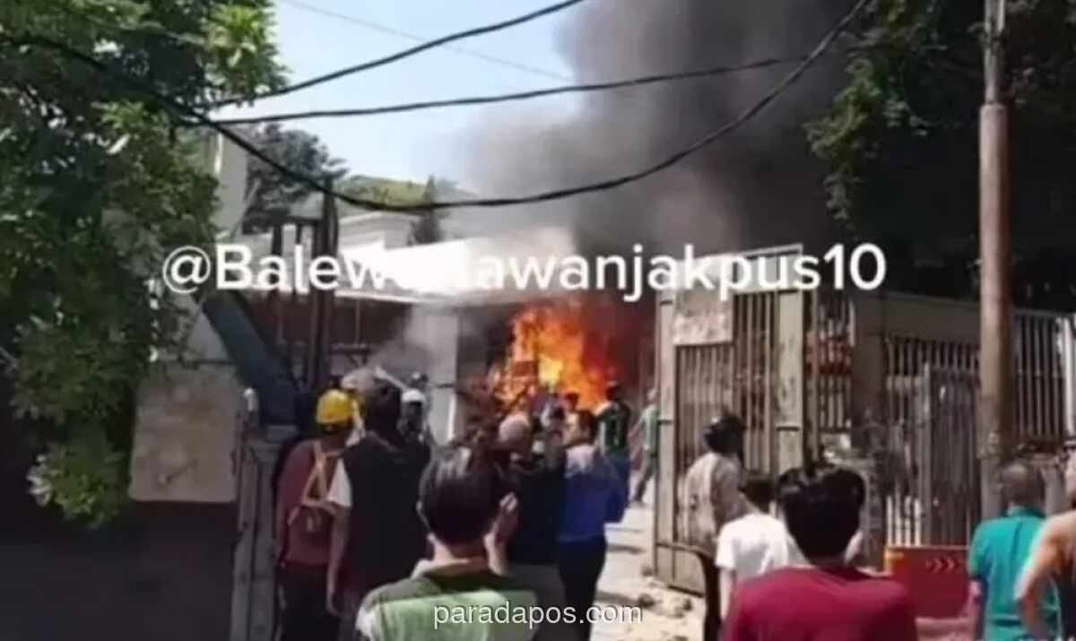 Bentrokan di Menteng Akibat Sengketa Lahan, Dua Luka dan Sejumlah Bangunan Terbakar