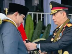 Presiden Prabowo Terima Medali Loka Praja Samrakshana dari Kapolri di Puncak Hari Bhayangkara ke-80