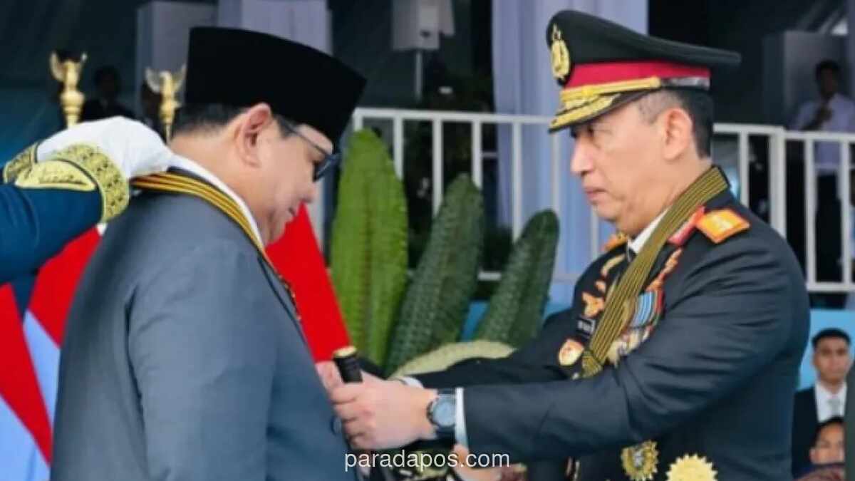 Presiden Prabowo Terima Medali Loka Praja Samrakshana dari Kapolri di Puncak Hari Bhayangkara ke-80
