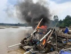 Polres Kuansing Musnahkan 48 Rakit Dompeng Ilegal di Aliran Sungai Kuantan