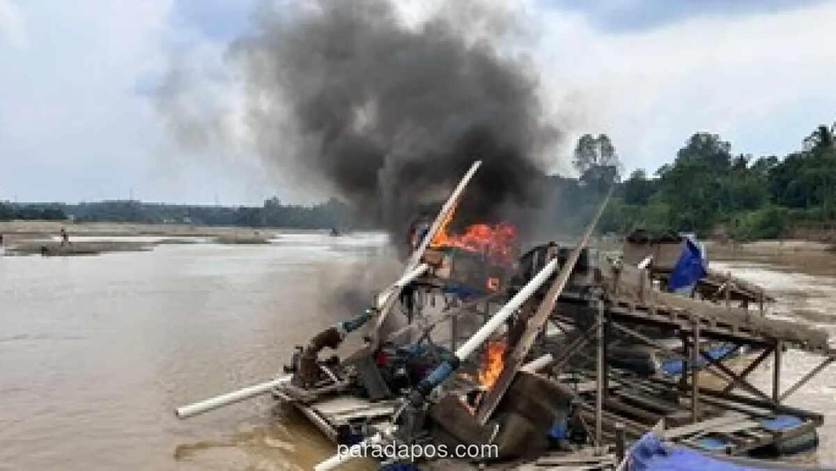 Polres Kuansing Musnahkan 48 Rakit Dompeng Ilegal di Aliran Sungai Kuantan