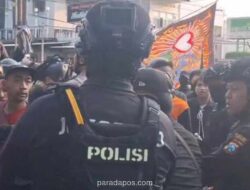 Ribuan Massa PSHT Coba Terobos Barikade di Surabaya, Lempar Botol dan Batu ke Petugas