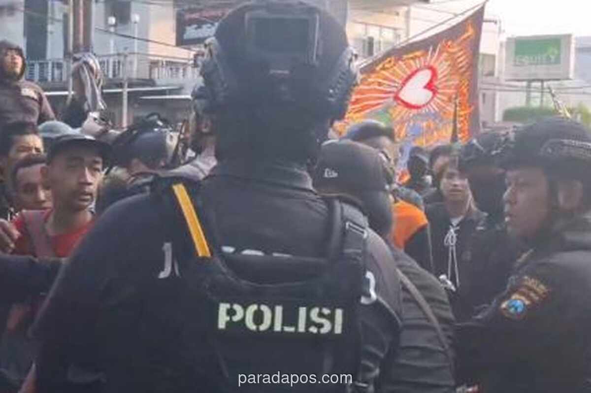 Ribuan Massa PSHT Coba Terobos Barikade di Surabaya, Lempar Botol dan Batu ke Petugas