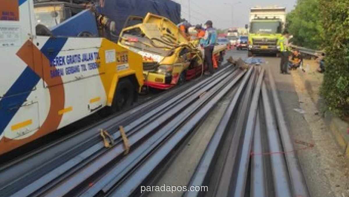 Truk Muatan Besi Tabrak Truk Tanah di Tol JORR Akibat Micro Sleep, Lalin Macet 5 Kilometer