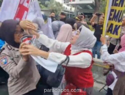 Demonstrasi Tuntut Transparansi Ijazah Gibran Warnai Kawasan Kebon Sirih