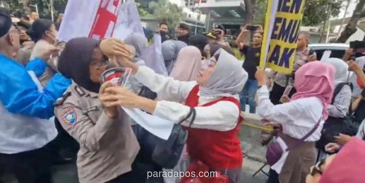 Demonstrasi Tuntut Transparansi Ijazah Gibran Warnai Kawasan Kebon Sirih