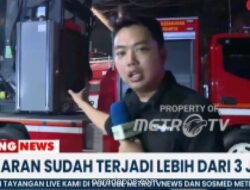 Petugas Damker Kuras Asap Gedung Bapenda DKI dengan Mobil Blower Usai Api Padam
