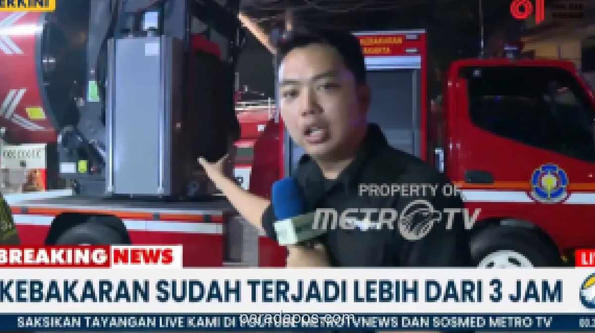 Petugas Damker Kuras Asap Gedung Bapenda DKI dengan Mobil Blower Usai Api Padam