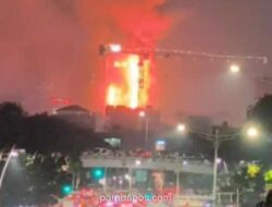 Kebakaran Hebat Landa Gedung di Gambir Jakarta Pusat, 100 Personel Damkar Dikerahkan