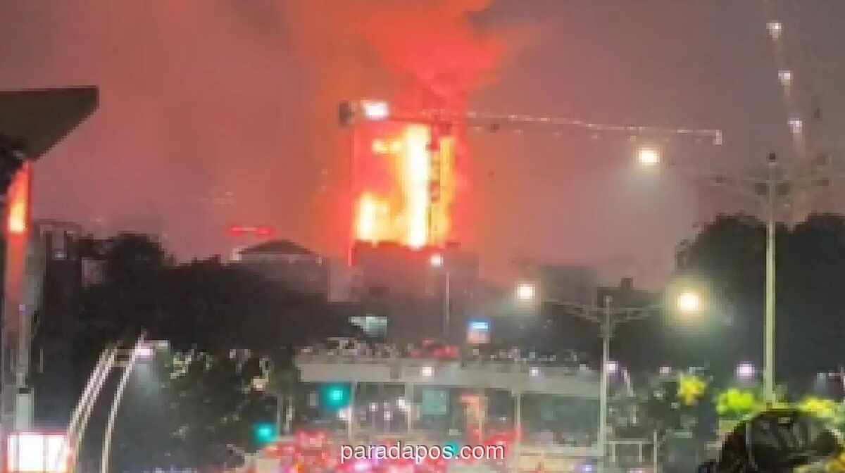 Kebakaran Hebat Landa Gedung di Gambir Jakarta Pusat, 100 Personel Damkar Dikerahkan