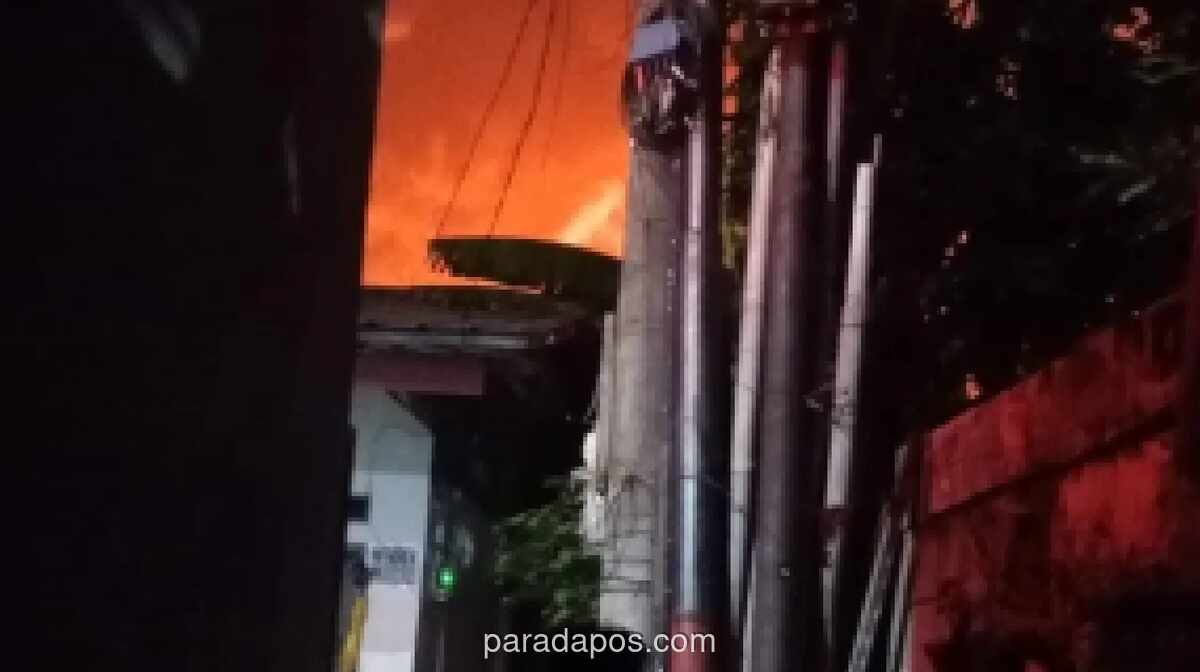 Kebakaran Pabrik Bingkai di Duren Sawit, 90 Personel Damkar Dikerahkan