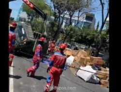 Truk Ekspedisi Muat Ratusan Paket Sepeda Terguling di Jalan Raya Dupak Surabaya, Lalin Sempat Macet