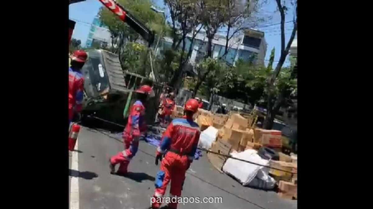 Truk Ekspedisi Muat Ratusan Paket Sepeda Terguling di Jalan Raya Dupak Surabaya, Lalin Sempat Macet