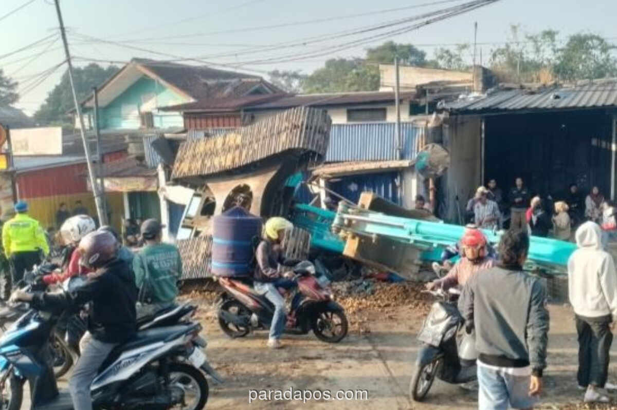 Truk Fuso Angkut Ekskavator Tabrak Pikap di Cianjur-Puncak, Dua Tewas dan Empat Luka