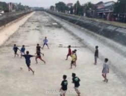 Kekeringan Ekstrem Landa Demak: Dasar Sungai Klambu Kiri Retak, Warga Kesulitan Air Bersih