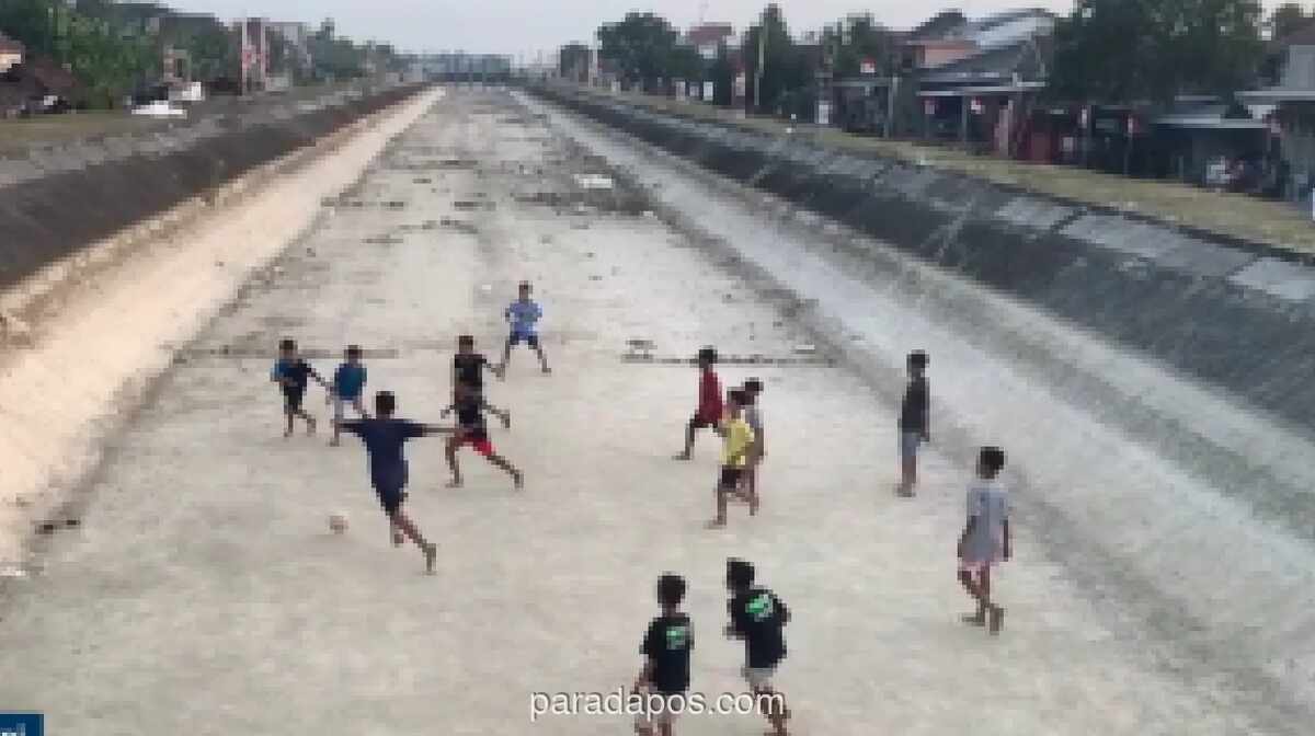 Kekeringan Ekstrem Landa Demak: Dasar Sungai Klambu Kiri Retak, Warga Kesulitan Air Bersih