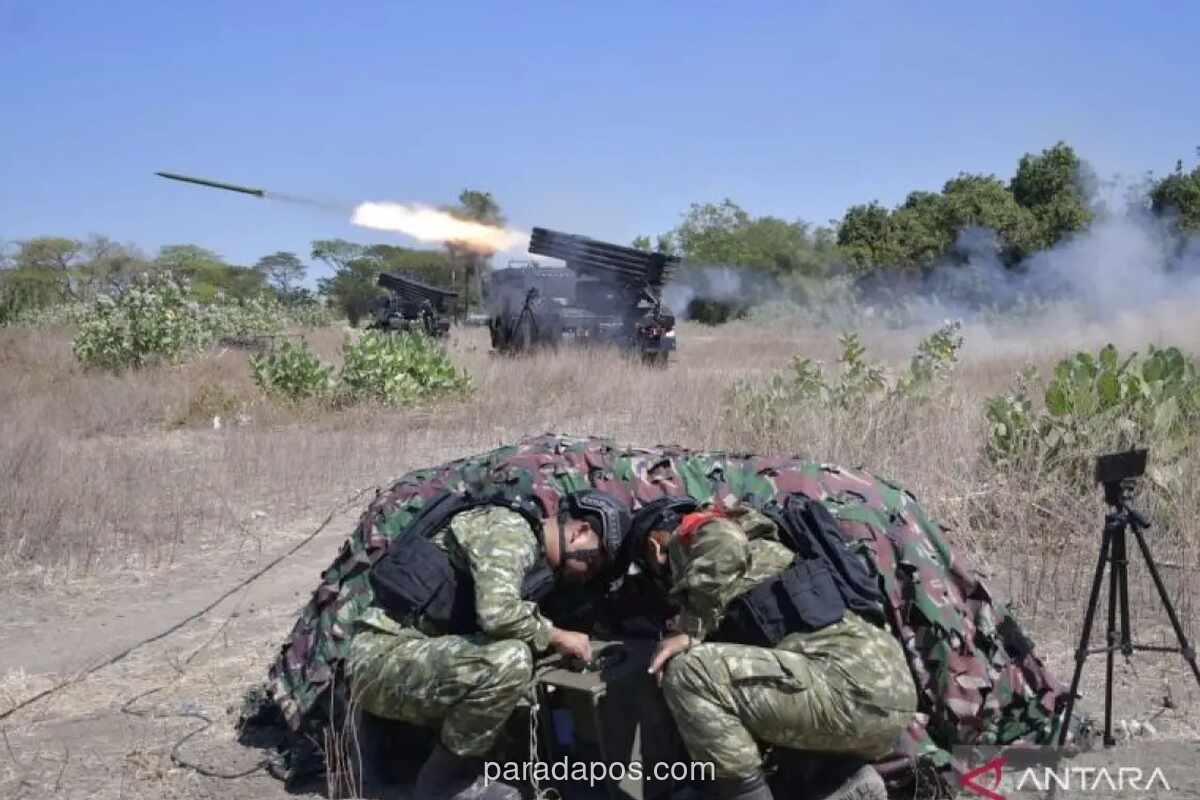 Korps Marinir Uji Tembak Roket MLRS Vampire Kaliber 122 mm di Situbondo