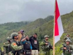 Satgas Yonif 2 Marinir dan Warga Kibarkan Merah Putih di Kampung Komopa Papua Tengah