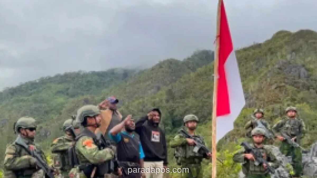 Satgas Yonif 2 Marinir dan Warga Kibarkan Merah Putih di Kampung Komopa Papua Tengah