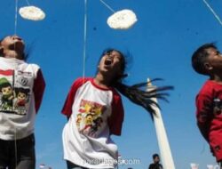 Semarak Lomba 17-An Menyambut HUT ke-81 RI, Panjat Pinang di Manggarai Laris Manis
