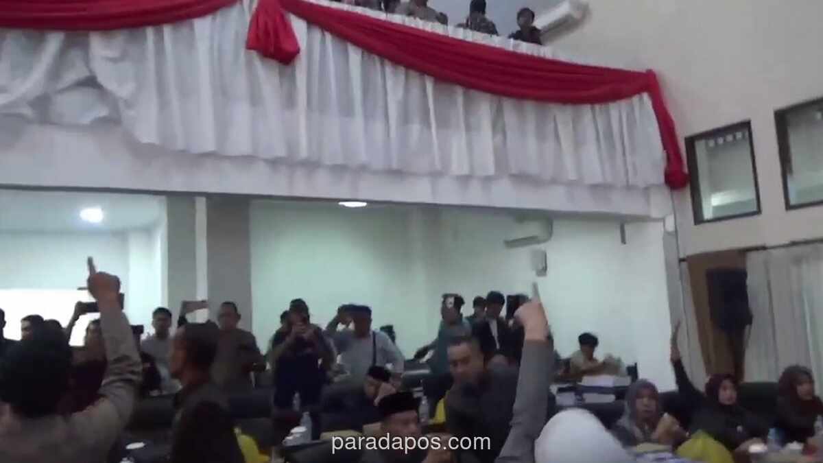Rapat Paripurna DPRD Gowa Ricuh, Massa Pendukung Bupati Dikeluarkan dari Ruang Sidang