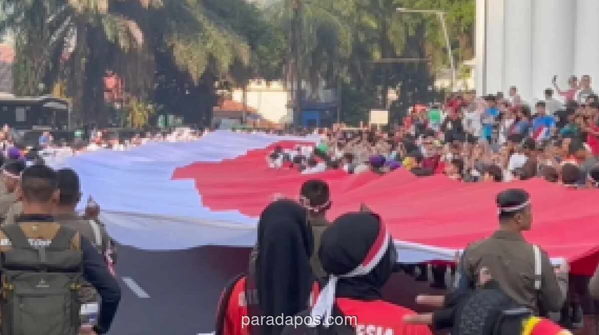 Ribuan Warga Padati Jalan Kota Bogor Saksikan Kirab Bendera Merah Putih Raksasa 100 Meter