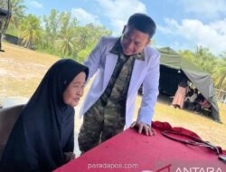 TNI Salurkan 636 Paket Sembako dan Layani Pengobatan hingga USG bagi Warga Lingga Usai Latihan Tiga Matra