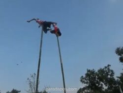 Ritual Adat Pojhien Digelar di Bondowoso, Penari Liuk di Atas Bambu 12 Meter Tanpa Pengaman